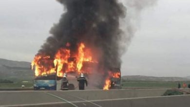 صورة قسنطينة: احتراق حافلة بالطريق السيار “شرق غرب”